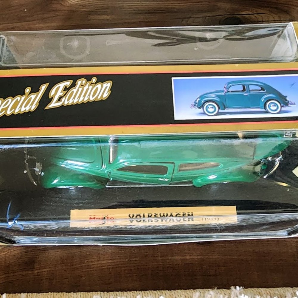 Maisto Special Edition 1951 Volkwagen Export Sedan 1:18 - Picture 5 of 11